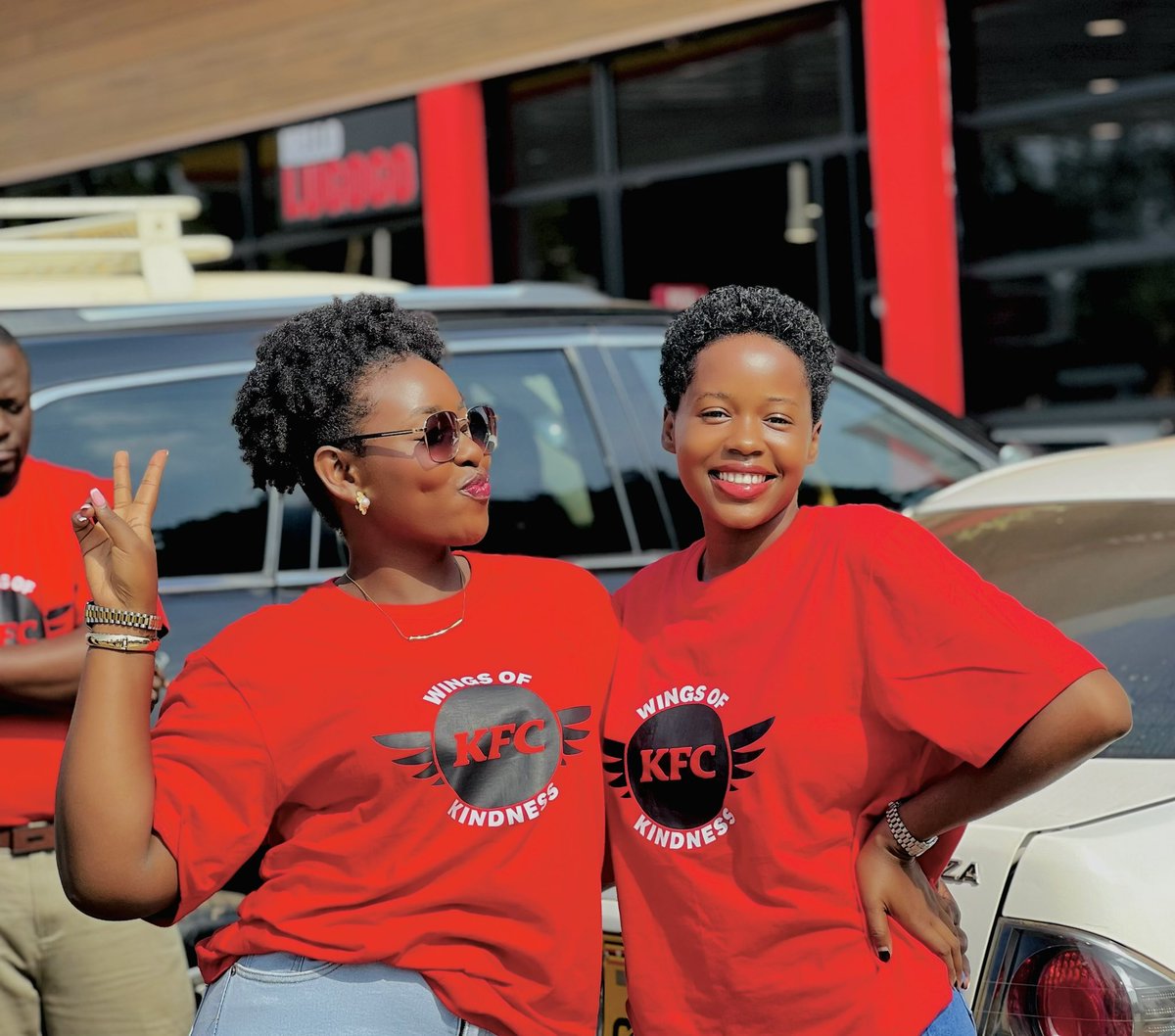 juanitakq1j's tweet photo. Girls in red ♥️
A beautiful Friday 🇺🇬 family 🌲
📸 @ramosronie262
#WingsOfKindness ✌️ https://t.co/3IpJAVxSWZ