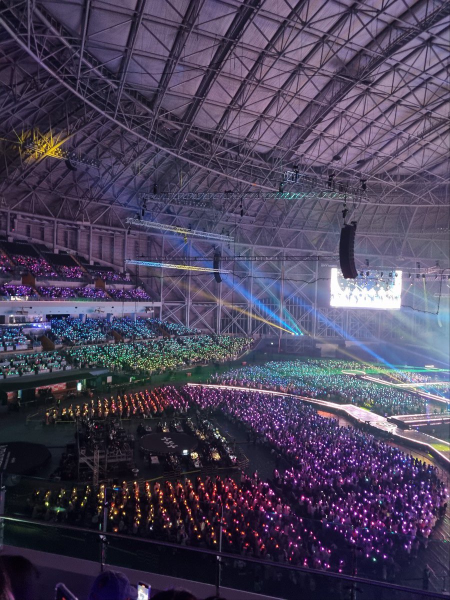 txt_sol_'s tweet photo. 다들 잘 지내고 계신가요🤭🥺
이번콘이 고척이라 스미앙콘때사진 남겨봄니다.. 304구역이었규 전광판 잘보이고요! 이때 갤럭시(울트라❌)썼었는데 줌땡기면 생각보다는(?) 잘 보임니다 투바투콘서트는 무대 연출이 너무너무너무 예뻐서 연출보는것만으로도 막 벅차오르고 재밌고 함니다 https://t.co/e5ouRnJOjy