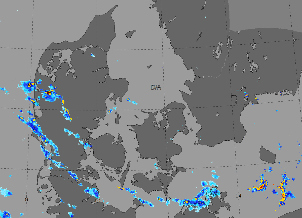 Vejrudsigten i dag er en genudsendelse fra de forrige dage, med spredte byger til det meste af landet, der kan være kraftige med torden, hagl og måske lokale skybrud. Bygerne er allerede i fuld sving flere steder i det jyske. Følg bygerne på: dmi.dk/#radar