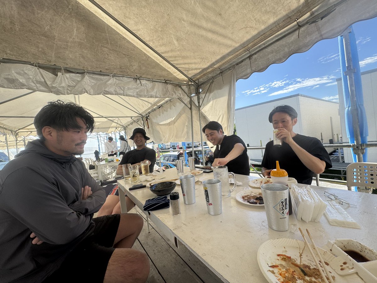 先日は2005年から2014年に開催された福岡のデザインイベント"デザイニング"の事務局の小さな同窓会。灼熱のBBQ。終わってからもう11年。時間の流れは早い。その11年の間に自分はどう変われただろうか？29歳からの10年間はデザイニングを軸に1年を組み立てていた。
また集まりたいな。
#DESIGNING