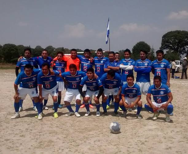 Los valedores de Iztacalco jugando con la jersey del Cruz azul >>>>>>>>>>>> El cruz azul de lacramon