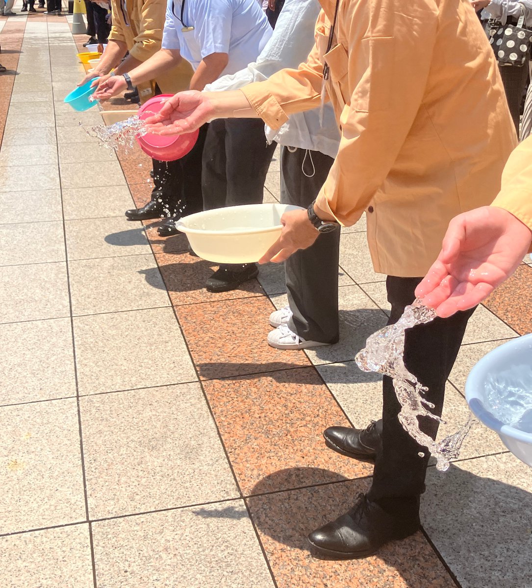 今日は #打ち水の日 🪣💦

大林組も各地で打ち水イベントに参加💪
こちらは香川県高松市での様子。
地域の方々と水を撒き、気温が2℃下がりました！

皆さんもぜひ試してみてください！
#打ち水大作戦