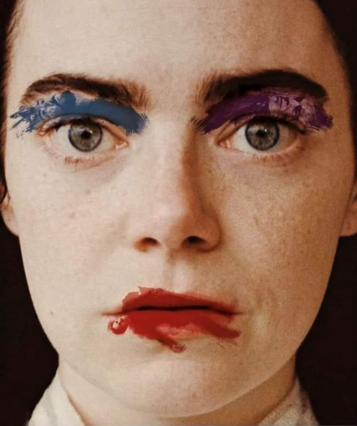 ख़ुदा सुन
वो जो तुने मेरी ज़िंदगी की पेंटिंग बना के रक्खी हुई थी ना
वो पेंटिंग किसी शरारती बच्चे के हाथ लग गई है
वो बच्चा अब ब्रश और पैंट लेकर उससे खेलने में लगा हुआ है..

-हिमांशी बाबरा