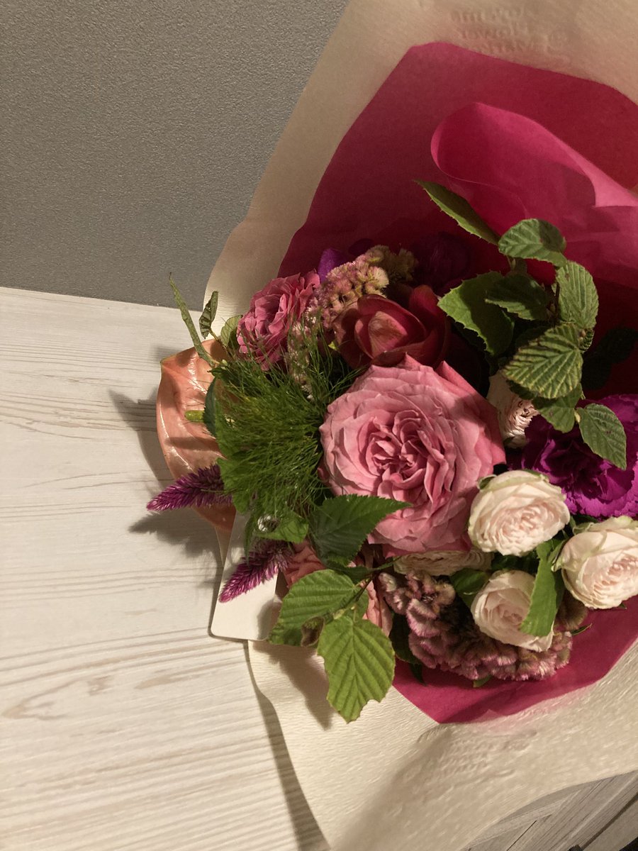 petitkochan's tweet photo. 結婚11周年でお花をもらった！！ https://t.co/JvdScKEKN6