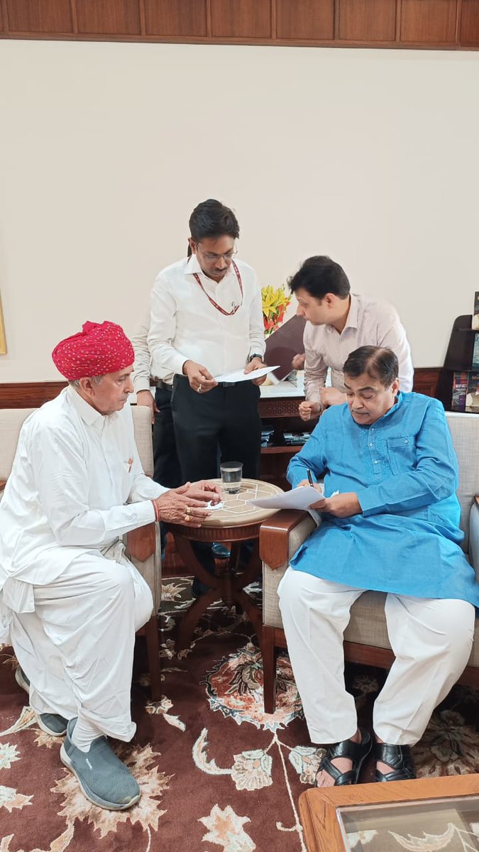 lumbaram64's tweet photo. दिल्ली में केंद्रीय सड़क परिवहन एवं राजमार्ग मंत्री माननीय श्री नितिन गडकरी जी से शिष्टाचार भेंट की।

इस दौरान सिरोही ज़िले के गुलाबगंज से माउंट आबू रोड के लिए स्वीकृत ₹205 करोड़ की परियोजना हेतु उनका आभार व्यक्त किया। मैंने माननीय मंत्री जी से आग्रह किया कि वे स्वयं सिरोही पधारकर इस महत्त्वपूर्ण परियोजना का शिलान्यास करें।

साथ ही कांडला से सिरोही होकर गुजरने वाले नेशनल हाईवे की बढ़ती ट्रैफिक समस्या को ध्यान में रखते हुए दुर्घटनाओं को रोकने हेतु इसे बायपास करने की आवश्यकता पर भी चर्चा की। सिरोही-माउंट आबू मार्ग को शीघ्र शुरू करवाने, मंडार क्षेत्र में कुछ गाँवों को बायपास रोड से जोड़ने और सिरोही-रोहिडा मार्ग को फोरलेन करने हेतु भी मंत्री जी से अनुरोध किया।

जनता की अपेक्षाओं को धरातल पर उतारने के लिए प्रतिबद्ध हूँ।

@nitin_gadkari

#JaloreSirohi #InfrastructureDevelopment #NitinGadkari #MountAbuRoad #LumbaramChoudhary #BharatVikas