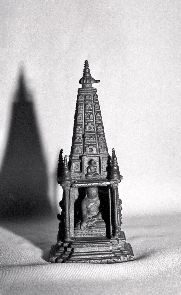 शीर्षक: महाबोधि महाविहार मॉडल
समय: बारहवीं शताब्दी

संस्कृति: पाल शैली
माध्यम: कांस्य

प्राप्त स्थान: जयपुरगढ़ बोधगया
वर्तमान स्थान: गया संग्रहालय

विवरण:
केंद्रीय कक्ष में तथागत भूमिस्पर्शमुद्रा में और तीनों ओर बुद्ध छवि उकेरी है
इसके चारों ओर दान शिलालेख की लिपि आद्य-बंगाली है।