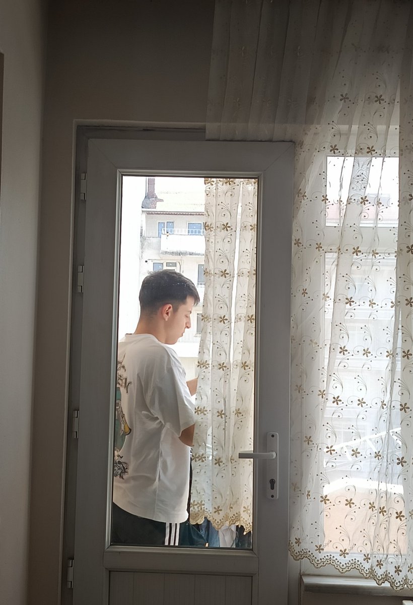 Erkek kardeşim kendi işlerini halledebilen biri ELİ KOLU YOKMUŞ GİBİ DAVRANMIYOR ÇOK ŞÜKÜR.