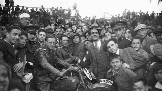 Os deseamos #BuenosDías con el deporte y ocio durante la Segunda República española 
SyR❤️💛💜 lavozdelarepublica.es/2024/08/deport…