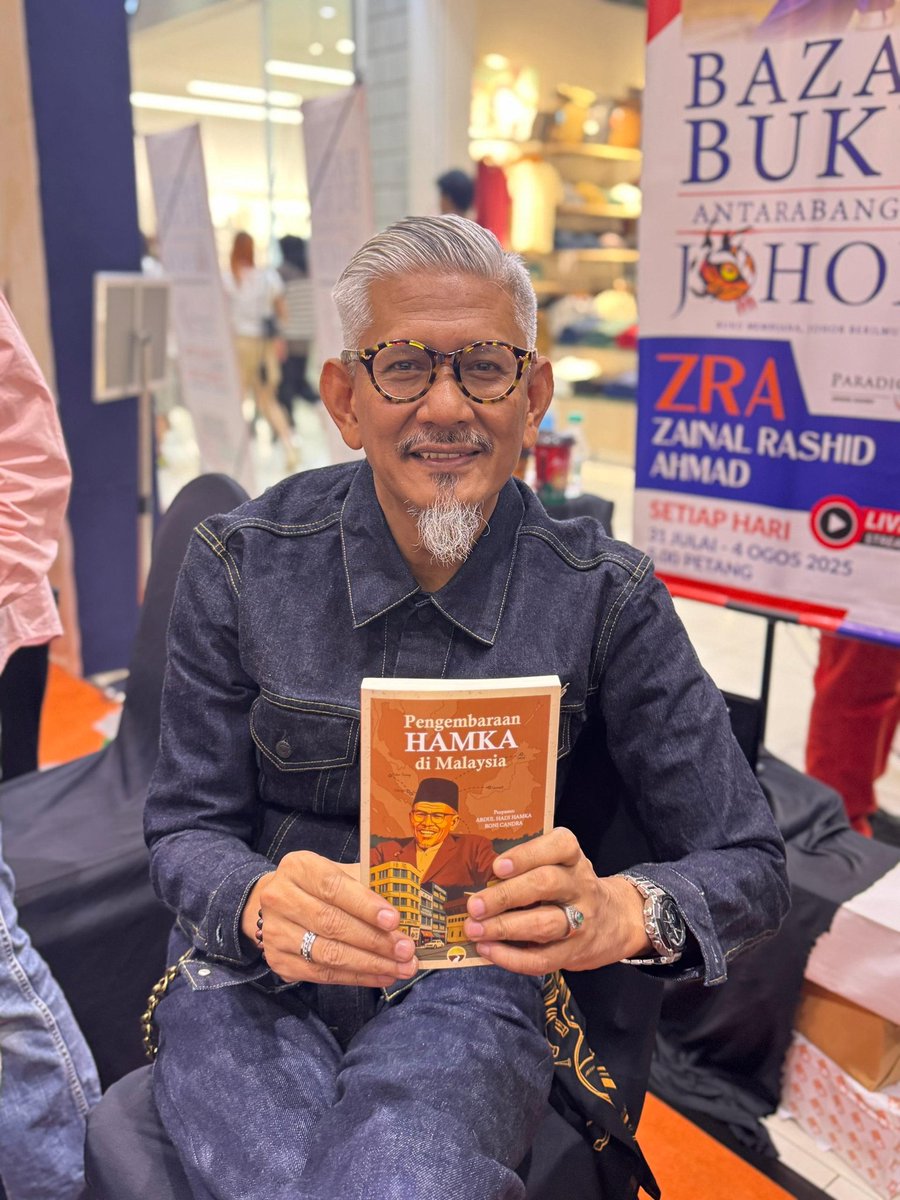 jejaktarbiah's tweet photo. Dah masuk hari kedua Bazar Buku Antarabangsa Johor. Tak tahu nak beli buku apa? Boleh rujuk dekat poster carta paling laris buku Jejak Tarbiah ya! 🤗
#bazarbukujohor #jejaktarbiah #hamka #bukujt https://t.co/m9VdE6PhbU