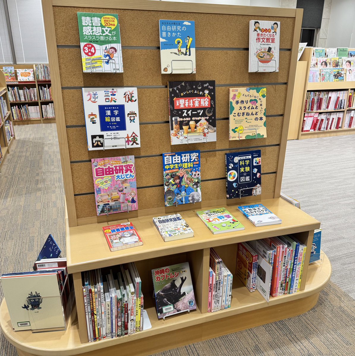 onnalib's tweet photo. 企画展示が新しくなりました

児童書コーナー🐘　
テーマ【夏の計画2025】
「遊び」「読書」「勉強」全てを楽しむとっておきの計画を立て思い出いっぱいの夏にしよう🍧☀️🏝
夏にぴったりなお話、勉強のヒントがいっぱいの本、安全に夏休みを過ごす為の本を展示しております！

#恩納村文化情報センター https://t.co/x8IKB1Z545