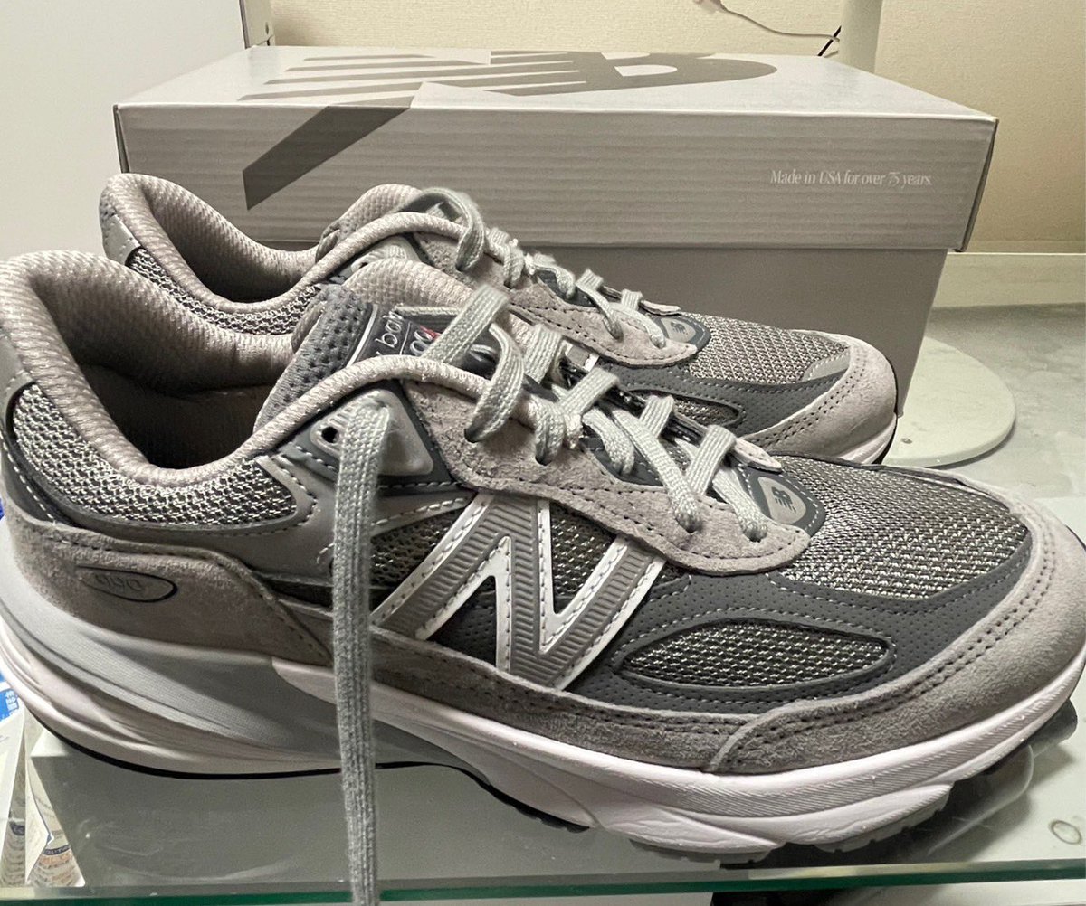新しいスニーカー買った!
ニューバランス990v6！歩きやすくて最高！