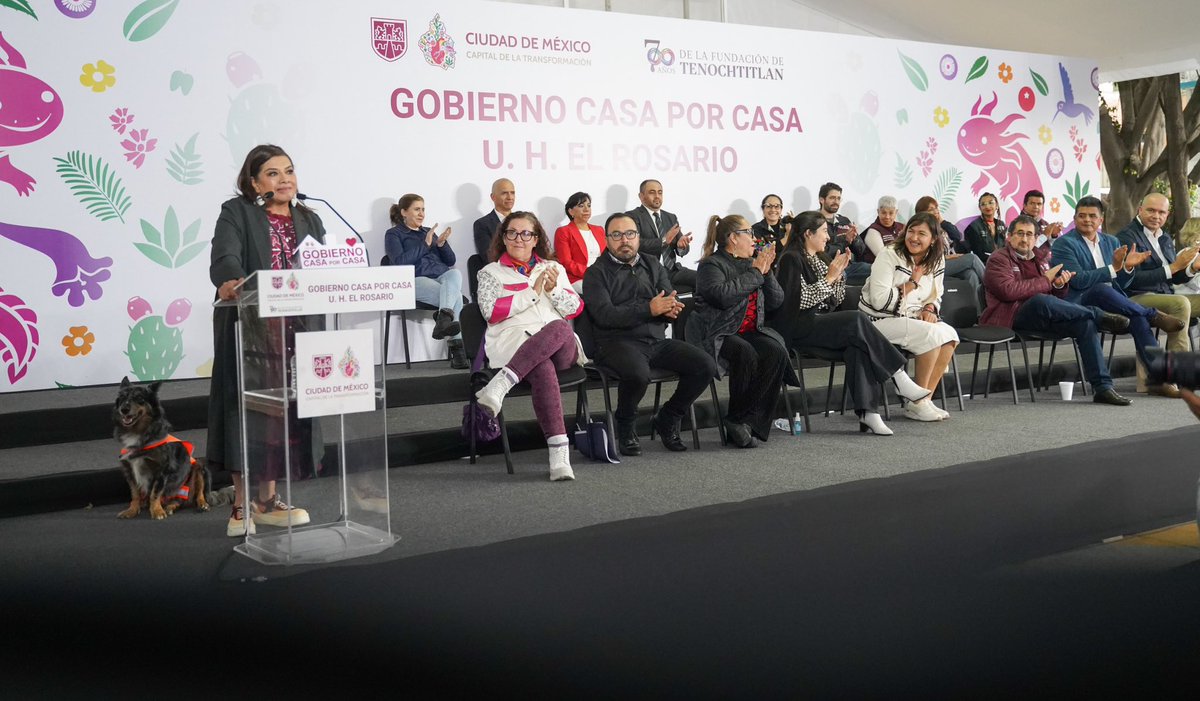 AzcapotzalcoMx's tweet photo. 🚪🏘️ Hoy la jornada de #CasaXCasa se vivió en la Unidad Habitacional #ElRosario, donde recibimos con mucho gusto a nuestra Jefa de Gobierno, @ClaraBrugadaM .

Caminar entre la gente, escuchar sus necesidades y dar seguimiento directo a las peticiones es parte del compromiso que tenemos con un gobierno cercano y que actúa desde el territorio.

Gracias a las y los vecinos que abrieron la puerta de su casa, su palabra y su confianza.
Aquí no venimos a prometer, venimos a cumplir.