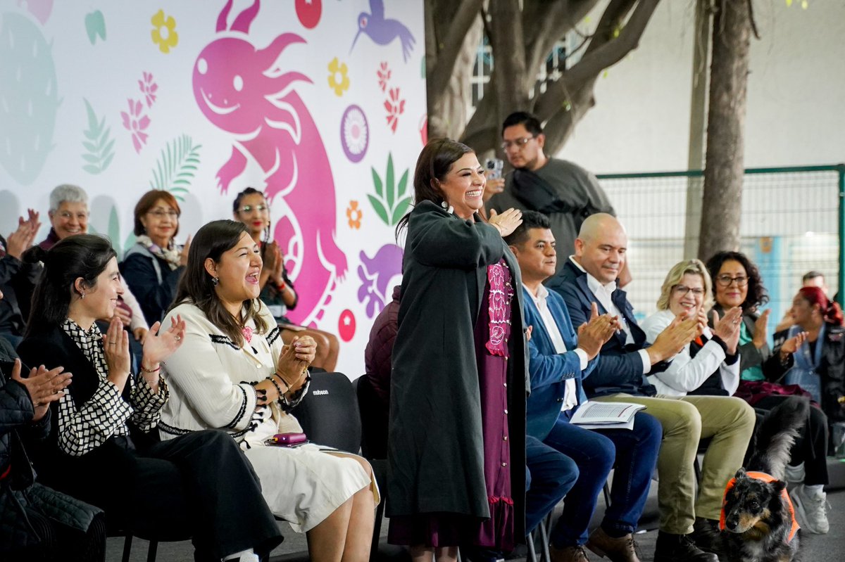AzcapotzalcoMx's tweet photo. 🚪🏘️ Hoy la jornada de #CasaXCasa se vivió en la Unidad Habitacional #ElRosario, donde recibimos con mucho gusto a nuestra Jefa de Gobierno, @ClaraBrugadaM .

Caminar entre la gente, escuchar sus necesidades y dar seguimiento directo a las peticiones es parte del compromiso que tenemos con un gobierno cercano y que actúa desde el territorio.

Gracias a las y los vecinos que abrieron la puerta de su casa, su palabra y su confianza.
Aquí no venimos a prometer, venimos a cumplir.