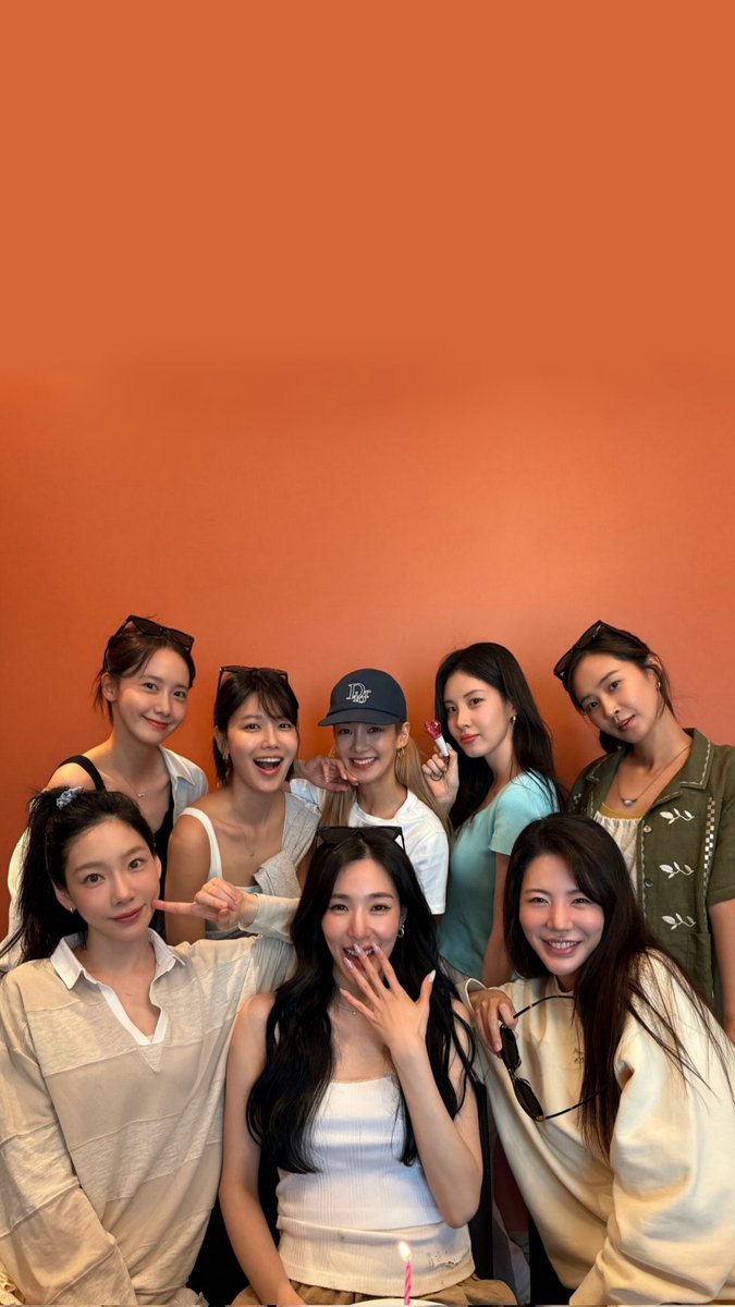 xolovemich_ss's tweet photo. hopefully this one is okay and it fits 😅 new SNSD wallpaper 🍊🧡 https://t.co/LVrCPUP0Ka