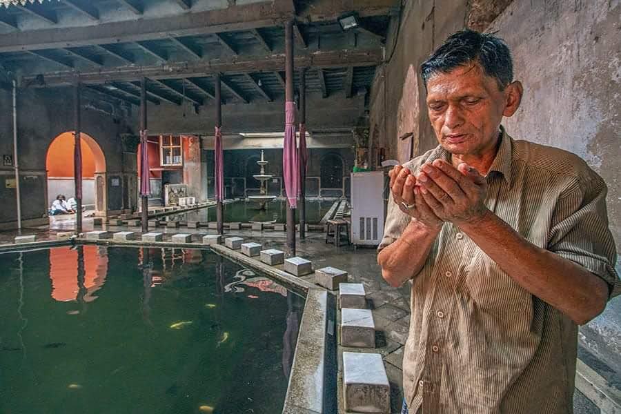 मेरे पिता मज़दूर थे
आस्था से भरे हुए इंसान
जब भी वह नमाज़ पढ़ते थे
(अल्लाह)  उनके हाथों को देख शर्मिंदा हो जाता था

-सबीर हका

अनुवाद-  गीत चतुर्वेदी