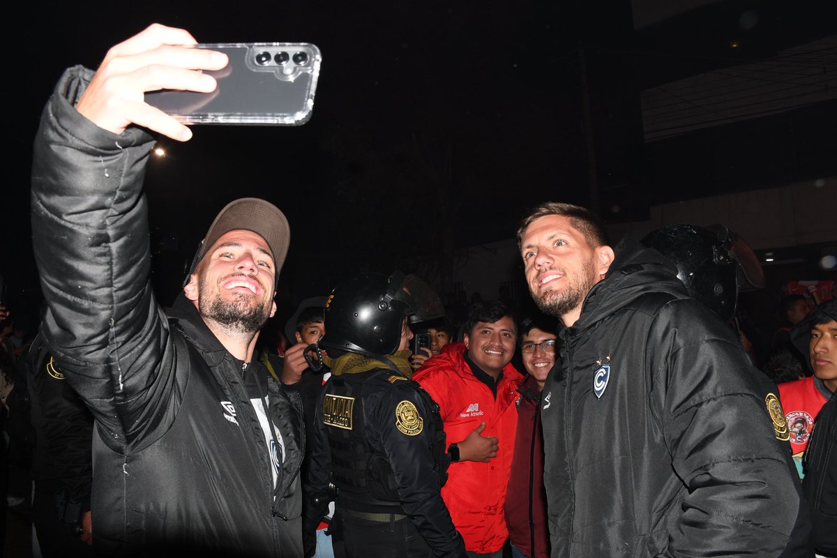 Club_Cienciano's tweet photo. ¡𝗦𝗜𝗘𝗠𝗣𝗥𝗘 𝗔 𝗧𝗨 𝗟𝗔𝗗𝗢, 𝗖𝗜𝗘𝗡𝗖𝗜𝗔𝗡𝗢! ❤️🔥
Agradecemos a todos nuestros hinchas que participaron del «Banderazo Rojo» 🚩🥁 https://t.co/wbG4RhbHy9