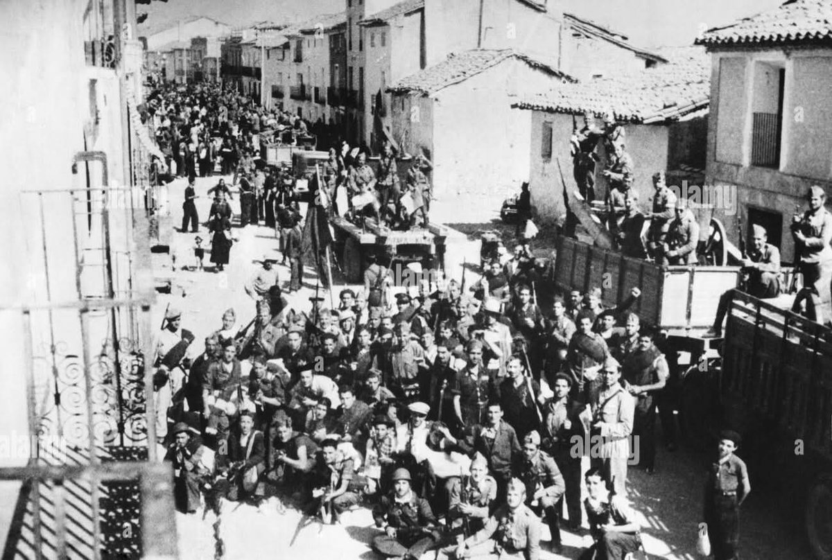 Φωτογραφία της "Columna de Acero" στην Puebla de Valverde, επαρχία Teruel, κοντά στην Βαλένθια, το 1936  υπό το λάβαρο της Αναρχικής Ιβηρικής Ομοσπονδίας (FAI) και της αναρχοσυνδικαλιστικής CNT