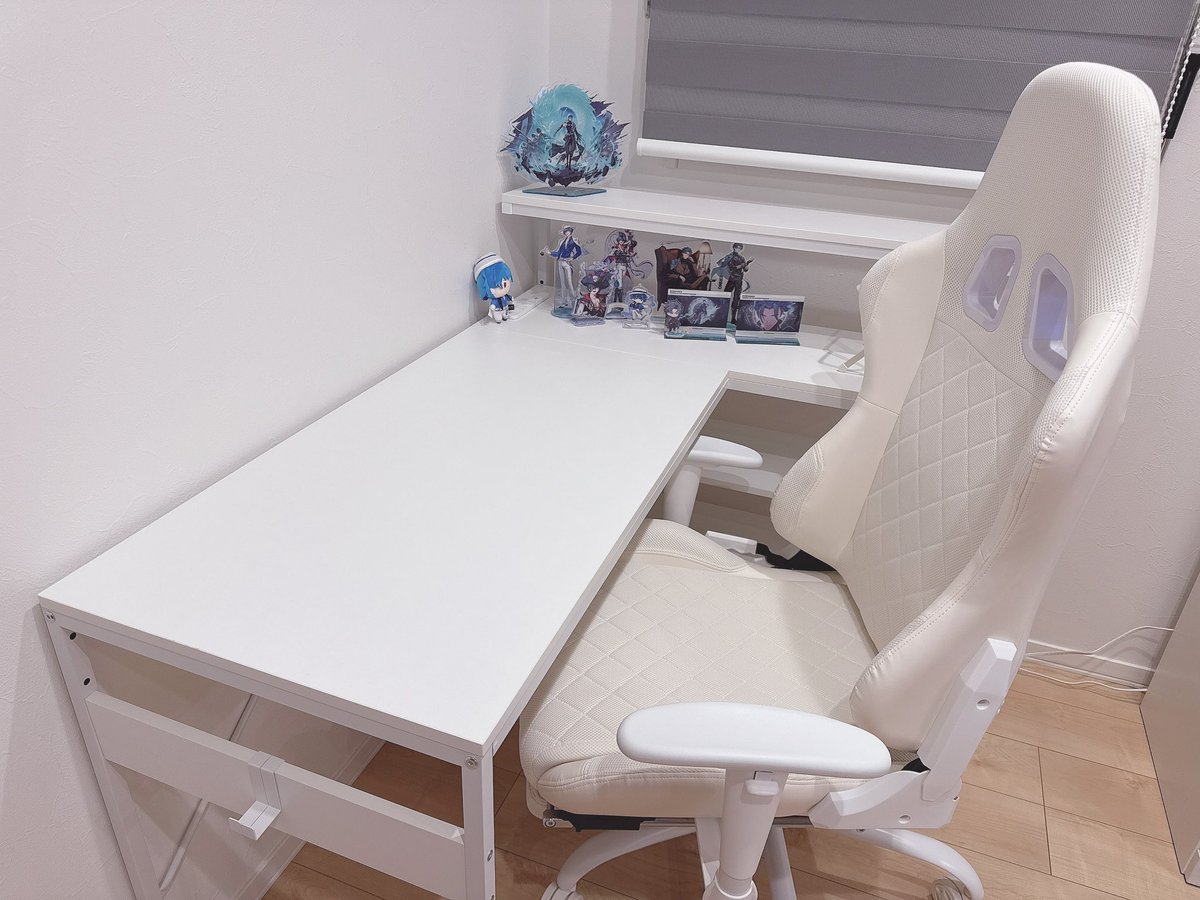 旦那様にお手伝いしてもらって(私ほぼ何もしてない)
壊れてたデスクと椅子を買い替えして
昨日の夜組み立てました👌✨
まだ何にも飾る棚とか準備してないから
ちまちま集めて飾ろう🥰
椅子のところマット敷かないと傷つきそう…