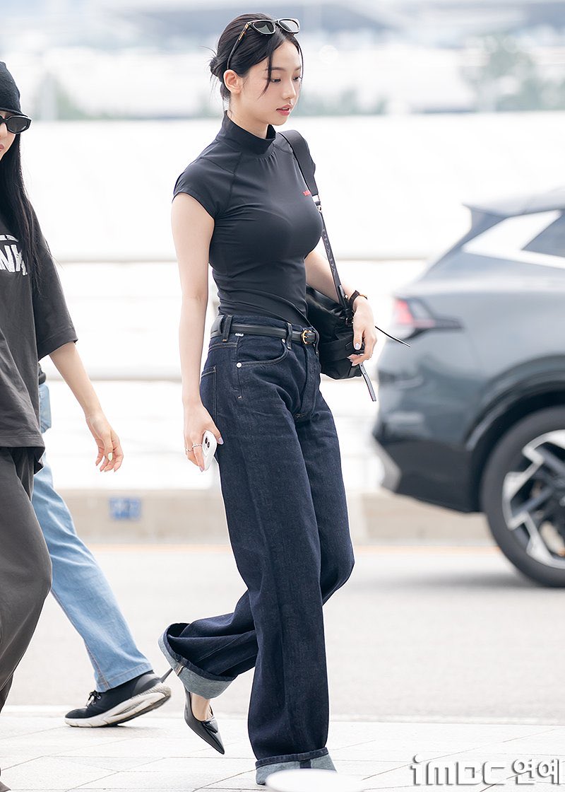 THIS OUTFIT SHJFJSS THE HEELS OH- she looks insanely gorgeous