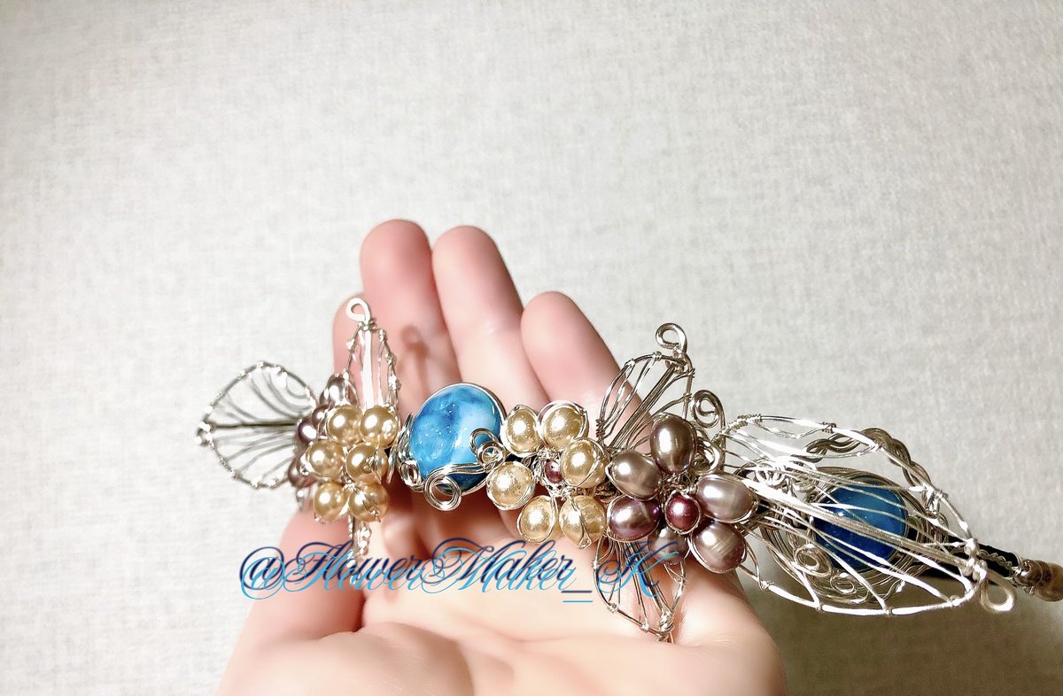 Flowermaker_k's tweet photo. こんにちは🌞大変ご無沙汰致しております🙏🏻💦

ポストなかなか出来ず、大変すみません🙏🏻💦ポストして無い時も実は作品制作致しておりました😊✨
つい最近出来た髪飾りのカチューシャお気に入りなのが出来たのでポストさせて頂きます☺️💖
𓊆ウンディーネの囁き𓊇
お心に刺さります様に💖
#ハンドメイド https://t.co/XfxMZPmhEK