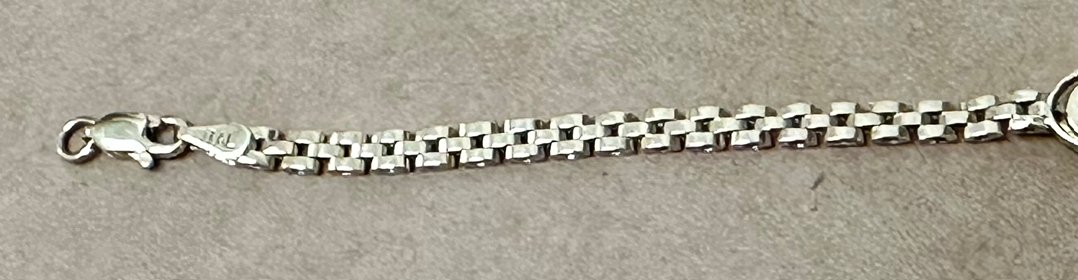 Police would like to reunite a small chain with precious stones found in Geraldton recently with the owner.  If this is yours, please come and see us between 8am-4pm at Geraldton Police Station and prove ownership.  Quote Incident Report Number 010825 0911 63975.  #FB