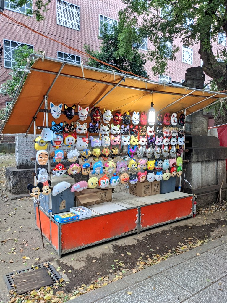 バルトに行くのにお面忘れた方、近所の祭りで売ってます。
