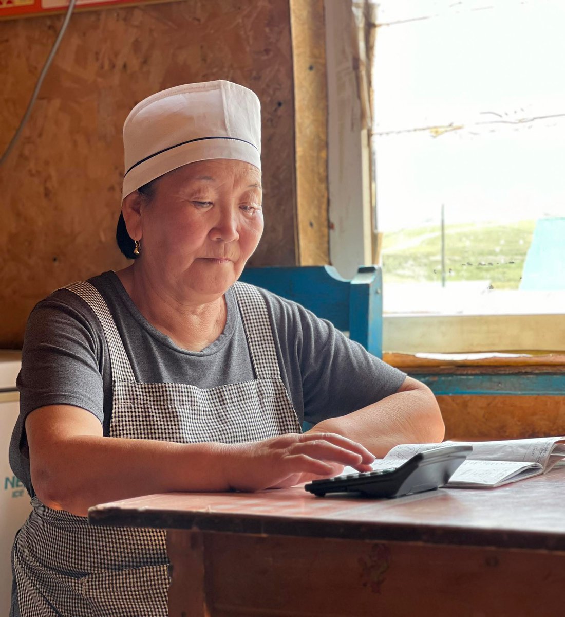 Иргэний пост: "Сансар" дээр идсэн бууз 

Амьдралд хөөрхөн, хөөрхөн зүйл их тохиолдоно. Ховд-УБ зорьж явна. 18:00 цагийн автобус "Сансар" дээр хоол идэхээр зогсов.

2 автобус, нэг томхон зоогийн газрын гадаа зогсох агаад тэр зоогийн газрын гадна, дотно дүүрэн хүн оочирлон хүлээх