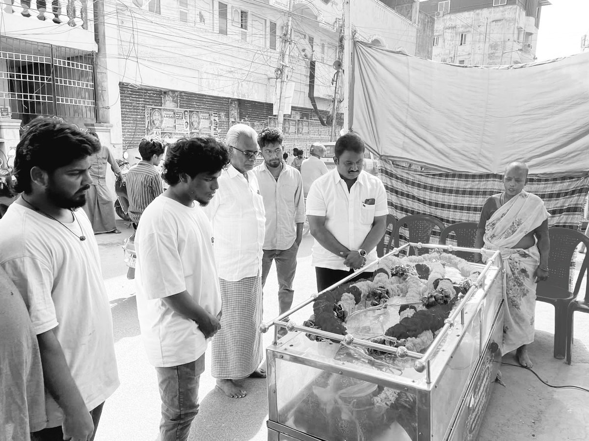 கலைஞர் நகர்  தெற்கு பகுதி - 138அ -வது வட்ட இளைஞர் அணி  சார்ந்த தம்பி எஸ்.வினோத் அவர்களின் பாட்டி திருமதி.சுந்தரி அம்மையார் அவர்கள் உடல் நல குறைவால் இயற்கை எய்தினார், செய்தி அறிந்து அம்மையாரின் உடலுக்கு அஞ்சலி செலுத்தினோம்.