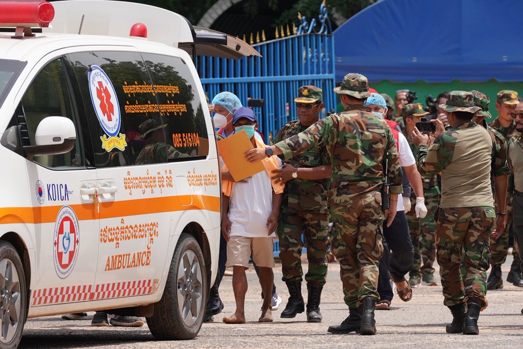 pheaktraneth's tweet photo. Spokesman: As of 11:00 a.m. on August 1, 2025, the Thai side had returned only two Cambodian troops. Therefore, Cambodia continues to urge the Thai side to promptly repatriate the remaining personnel in accordance with international humanitarian law. Photo AKP https://t.co/brTLEtw603
