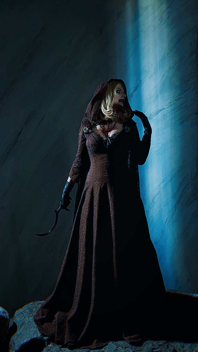 Mmm... Man blood!

#BelaDimitrescu #residentevil #residentevilvillage #cosplay #game