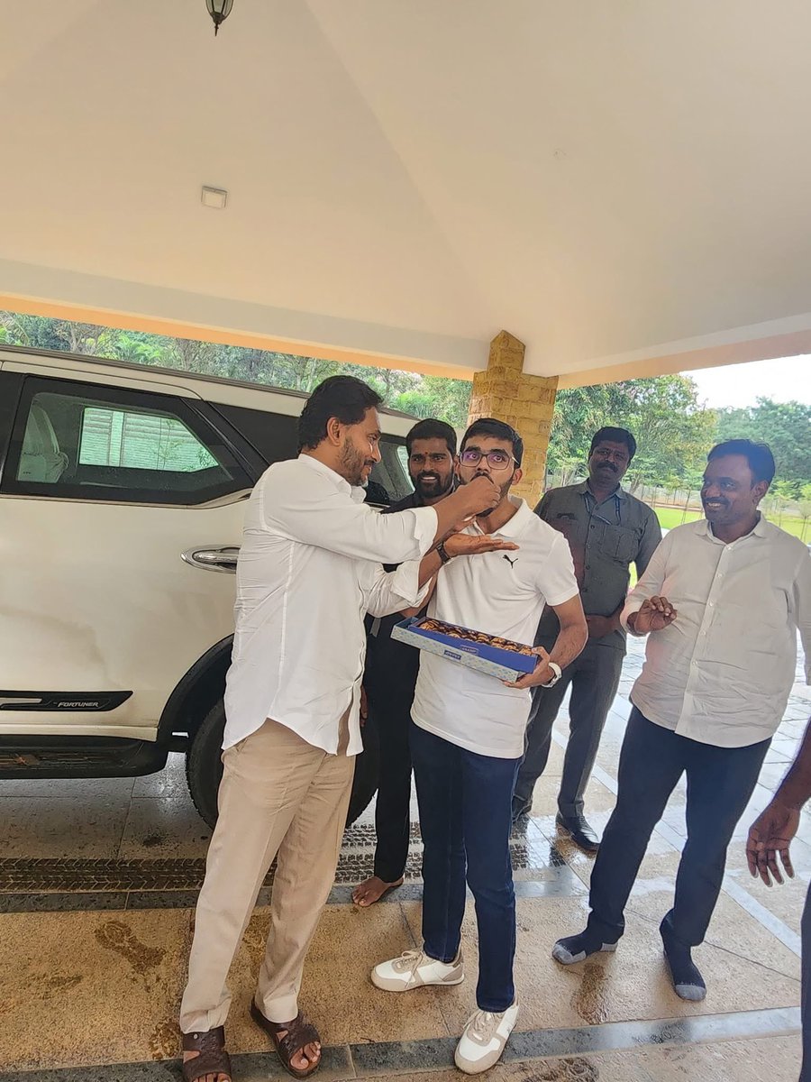 sreekanth_mr's tweet photo. Happy Birthday to my brother son Chetan Reddy Mittapalle
🎉🎊🎂
#BhaskarReddyMittapalle
#ChetanReddyMittapalle #BirthdayBlessings
#JaganAnna #MemorableDay https://t.co/kHmT2PexLq
