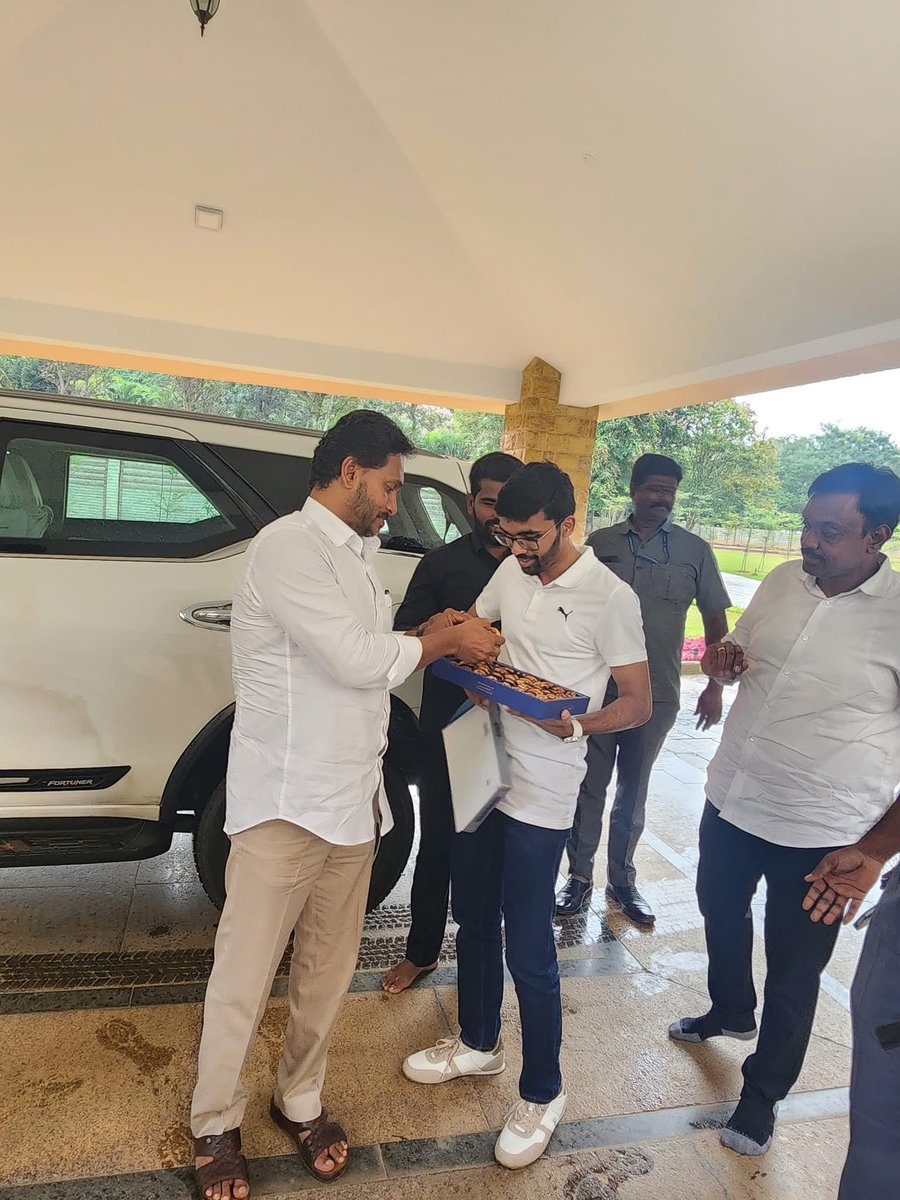 sreekanth_mr's tweet photo. Happy Birthday to my brother son Chetan Reddy Mittapalle
🎉🎊🎂
#BhaskarReddyMittapalle
#ChetanReddyMittapalle #BirthdayBlessings
#JaganAnna #MemorableDay https://t.co/kHmT2PexLq