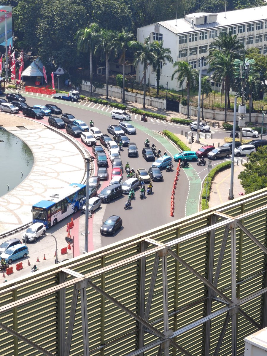 Sudah stuck gitu ga ada petugas. Tinggal macetnya aja.

Bundaran HI dari sisi timur (arah Menteng)

<a href="/DKIJakarta/">Pemprov DKI Jakarta</a> <a href="/TMCPoldaMetro/">TMC Polda Metro Jaya</a> <a href="/NTMCLantasPolri/">KorlantasPolri.Ntmc</a>