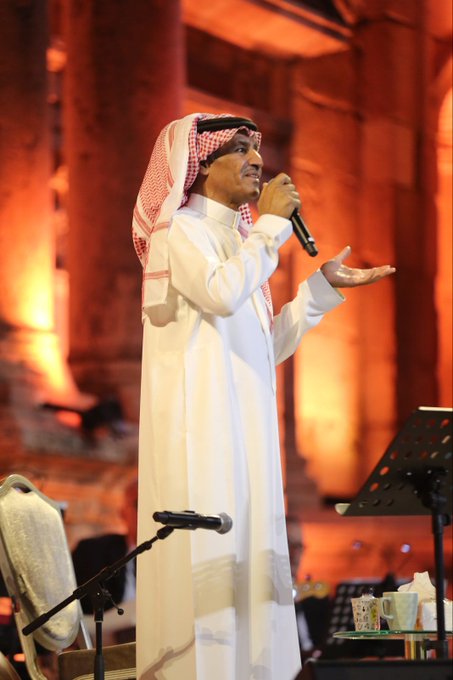 عاد النجم السعودي خالد عبدالرحمن ليُطلّ على جمهور "مهرجان جرش للثقافة والفنون" في مشاركته الثانية، بعد النجاح الجماهيري اللافت الذي حقّقه خلال ظهوره الأول عام 2023، والذي بقي حديث مواقع التواصل لأيام، حين قدّم باقة من أشهر أغانيه بصوتٍ مفعم بالشجن وحنين الذكريات، وسط تفاعل كبير من جمهوره العريض. للتفاصيل: #مهرجان_جرش 