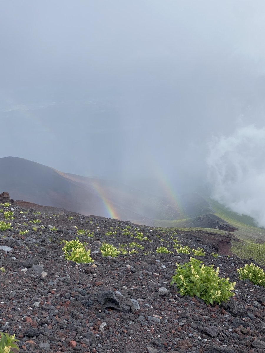 mt223guide's tweet photo. 【8/1 15:44】
台風は逸れ、富士山は予想より穏やか午後。
16:30現在、八合目の風は平均3.8m/s、気温は11.2℃。
眼下には雨柱、宝永火口には二重の虹。 
休憩がてらやっぱり足止めちゃいますよね🌈 
#富士山 #富士宮口 #mtfuji #rainbow #虹 https://t.co/lU2sWyyrpi