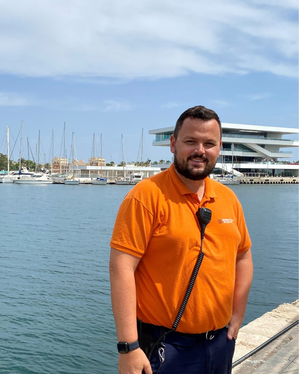 Os presentamos a Manu Michel, dock master en el equipo de marinería de Marina Port Valencia, encargado de la gestión de las actividades en los pantalanes, asegura el cumplimiento de las normas y trabaja para optimizar el uso de las instalaciones.

#marinería #MarinaPortValencia