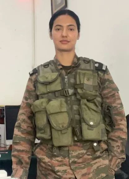 Khushboo Patani is truly a role model the kind of woman others should aspire to be.

She was a lieutenant in the Army 

Retired as a major, served for two years in Kashmir, and is now a fitness influencer.

The only mistake she made was replying to a truck-driver-turned-baba.