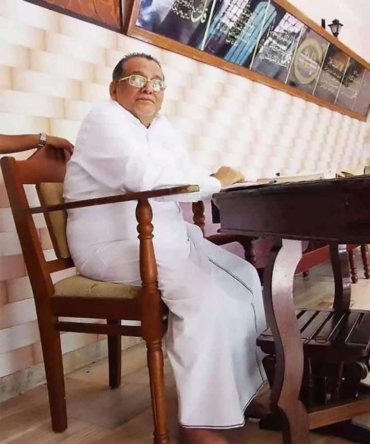 harithapathaka's tweet photo. ഓർമകളുടെ കണ്ണുനീർ മഴയിൽ ഇന്ന് ഞാനിട്ട കടലാസ് വഞ്ചി ചെന്നെത്തി നിന്നത് കൊടപ്പനക്കൽ തറവാട്ടിന്റെ തിരുമുറ്റത്തായിരുന്നു …..!

യാ സയ്യിദി …..അങ്ങില്ലാത്ത പതിനാറ് വർഷം..🤲🤲🤲 https://t.co/HPiy9G1w0c