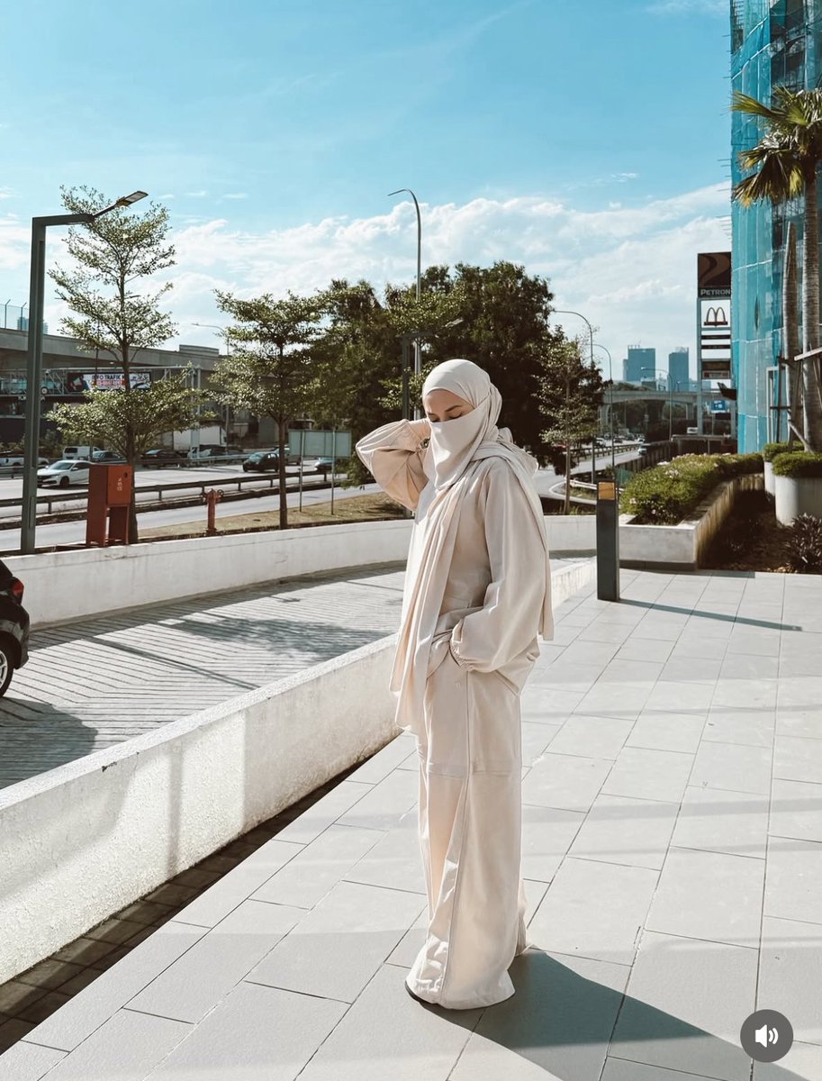 Klau rasa sport attire tya adnan tu tak berkenan kat mata, try lah sport attire dari Neelofa.

Cantik, loose, &amp; muslimah friendly🫶🏻❤️