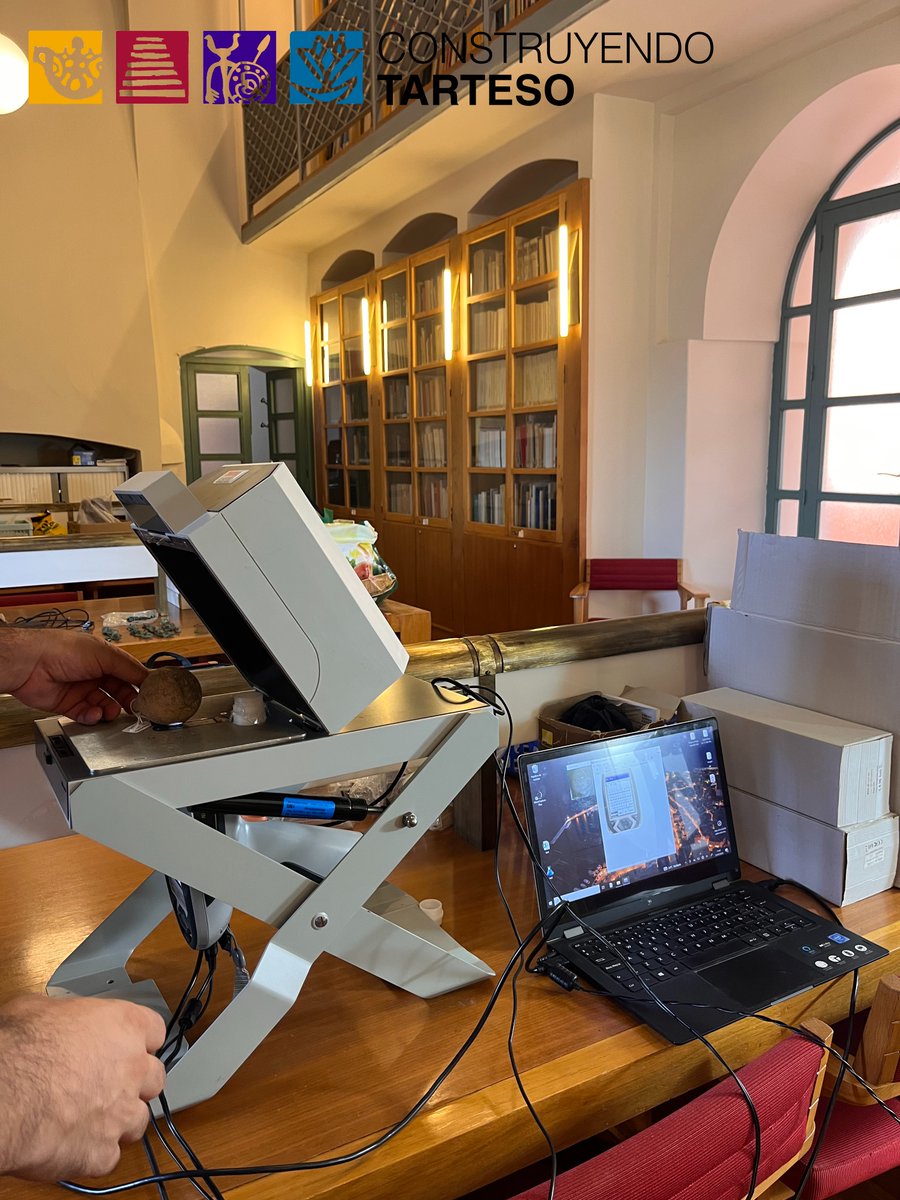 Nueva jornada de trabajo en el <a href="/ArqueologicoBa/">Museo Arqueológico Provincial de Badajoz</a> 🔬
En esta ocasión, estamos llevando a cabo, junto a investigadores de la <a href="/CanalUGR/">Universidad Granada</a>, los análisis arqueométricos (no destructivos) de diversos materiales procedentes de los yacimientos de #CasasdelTuruñuelo y #CanchoRoano 🧱🏺
