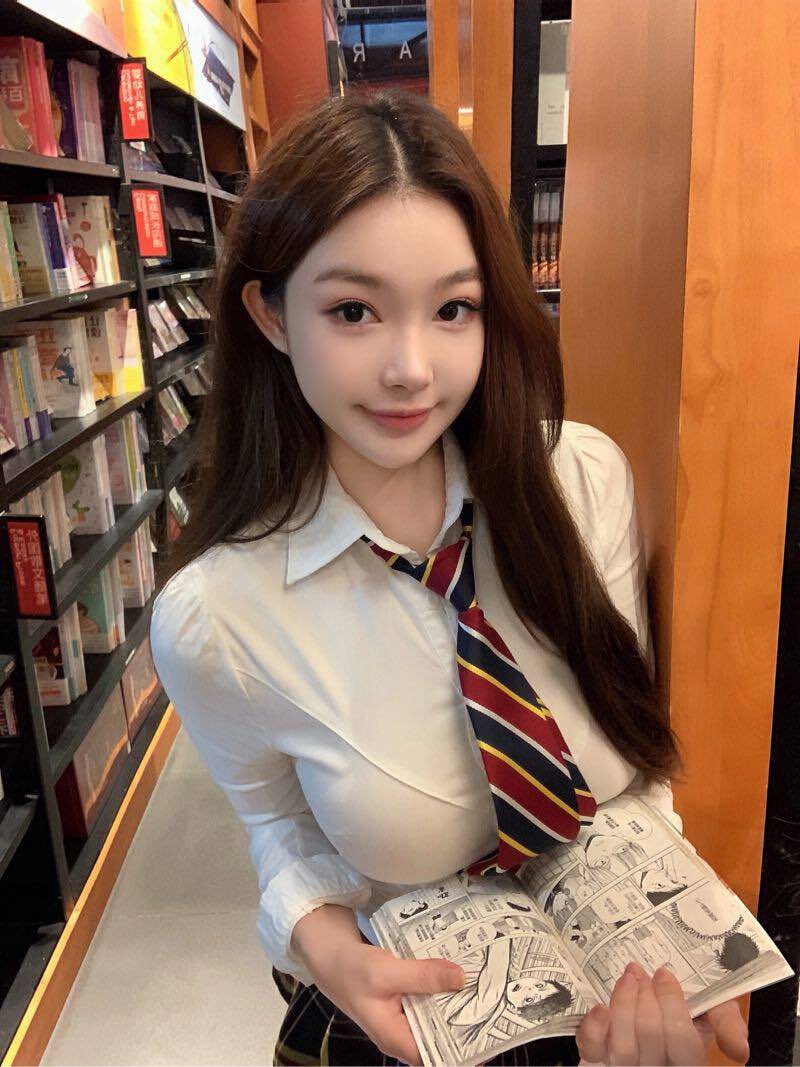 福利姬灵灵全球cos外围经济（全国独家资源）分享的黄推图片2 - 网红私拍内容