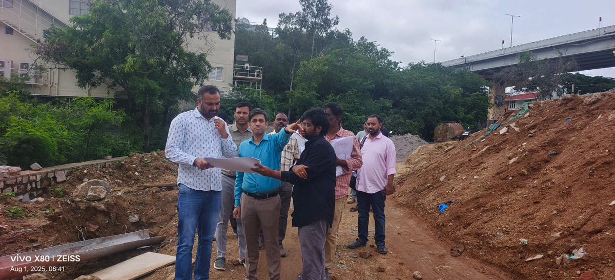 🌅 Morning Inspection – Khairathabad  Zone!!!

GHMC Commissioner, along with ZC Khairatabad and other officials, inspected Jubilee Hills Park to review the development plan and assess progress on-ground.

🚧 Reviewed execution of proposed upgrades, ongoing civil works, and