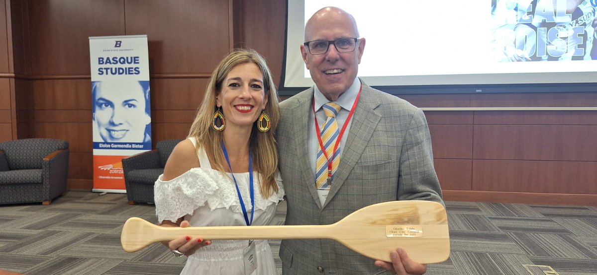 Zortziak Bat nazioarteko sinposioaren amaierako ekitaldian, eta duela 51 urte Oñatin bizitakoa eskertuz, Oñatiko Udalak oroigarria jaso du. 

Eskerrik asko eta zorionak zuei ere egunerokoan egiten duzuen lanarengatik.