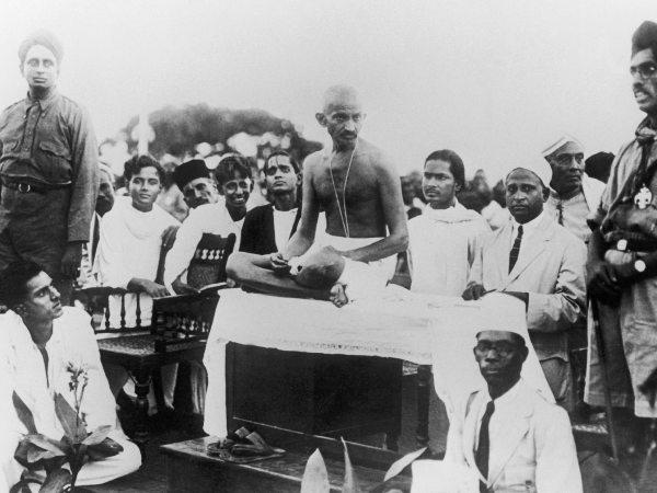 JournoRohan's tweet image. 📅 1 अगस्त 1920
गांधीजींनी असहकार आंदोलन सुरू केलं – British Goods बंद, स्वदेशी स्वीकार!

लोकांनी नोकऱ्या सोडल्या, विदेशी शाळा-कोर्टांचा त्याग केला।

💭 पण आज 100 वर्षांनंतर, आपण अजूनही ‘ब्रँड’च्या गुलाम आहोत?

#HistoryToday #Gandhi #NonCooperation