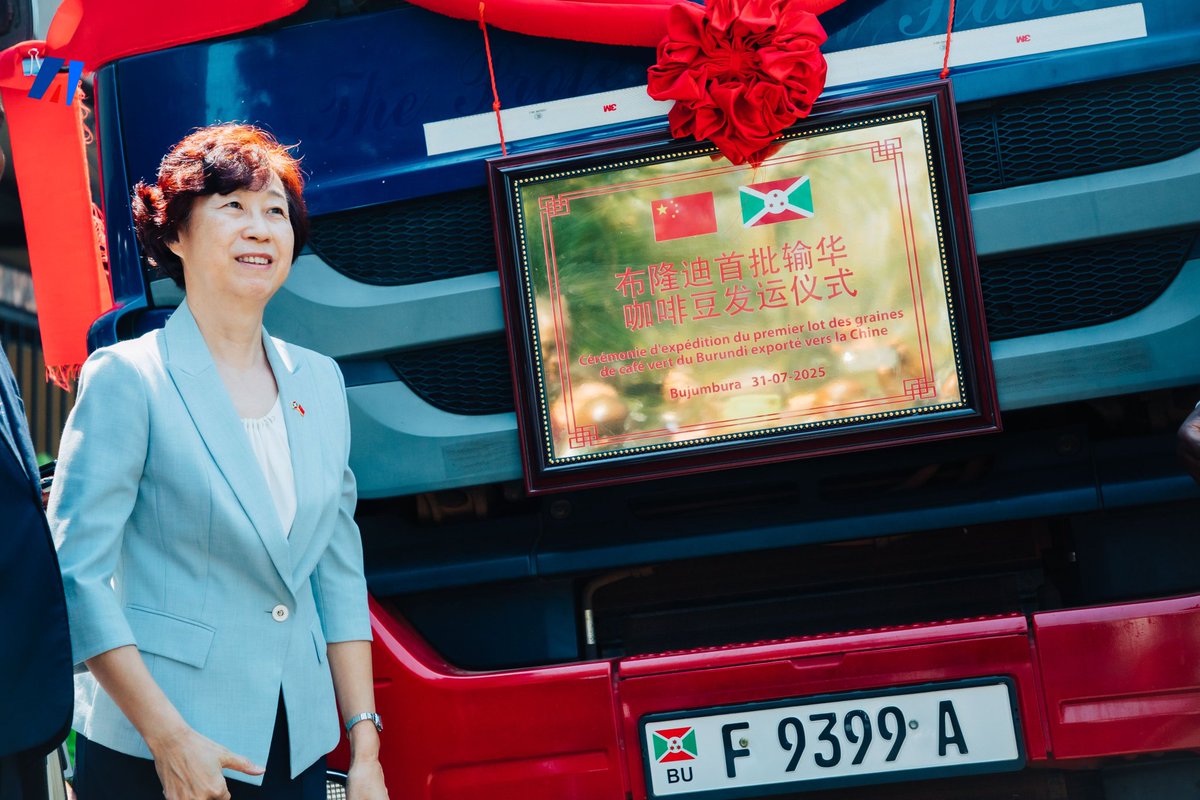 Le café burundais arrive en #Chine pour la première fois.

Une cérémonie spéciale a eu lieu ce 31 Juillet 2025 pour marquer l’envoi du premier lot de café burundais vers la Chine. Il s’agit de 38 tonnes de grains de café vert.

Mme Zhao Jiangping, ambassadrice de #Chine au