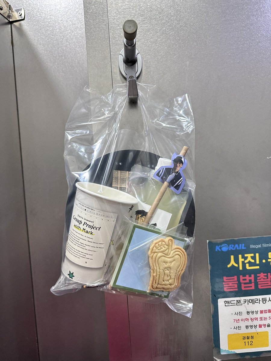 Aamo_82's tweet photo. 홍대입구 여자화장실 13번 칸에 맠프님이 두고가신 특전 있습니다...🥹 https://t.co/LfvOMTsroN