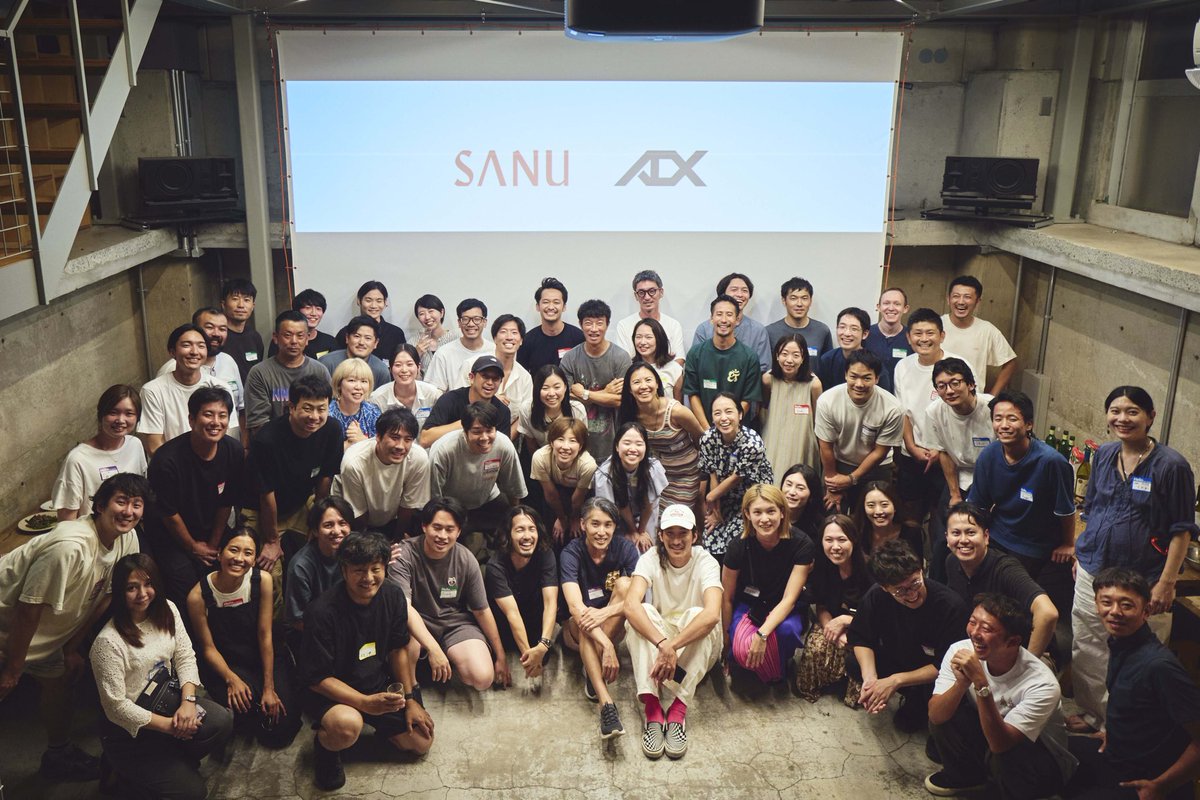 Gen_Fukushima's tweet photo. SANUとADXは経営統合しました！

最高の仲間たちと最高のものづくりをしていきます。

AI•ソフトウェア全盛期のこの時代に、我々は工場で、建築プロダクトを作る会社に。
最高にワクワクしますね。

昔から、国や暮らしを支えるヘビーインダストリーに憧れがあった自分が、まさか建築業に挑むとは。

写真の通り、泥臭いガレージブランド感満載な我々です。笑
でもAppleもNikeもPatagoniaも偉大なブランドも、みんな初めはそうだったはず。

最高にかっこいいけど、みんなの手に届く値頃感。自然の美しさに触れられるサービスだが、地球への負荷に最大限配慮したサービス。
まじで難しいけど、泥臭くもがくプロセスの中でこそオリジナリティーが産まれる。

世界中の人たちの心に深く残るプロダクトを創っていきます。

今後とも、SANU/ADXをよろしく！