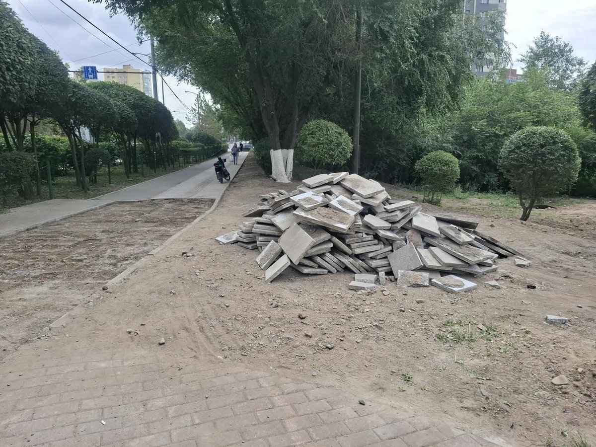 13-р хороолол орчмын явган хүний замыг боржин чулуун замаар шинэчилсэн ч хагарч хууларчээ.