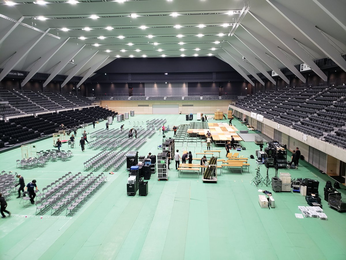 明日から始まる #合研 集会。
会場の
高崎アリーナでは、会場設営の真っ最中。養生シートを敷いて、椅子を並べ、舞台を組んでいきます。

#保育合研
#保育士
#保護者