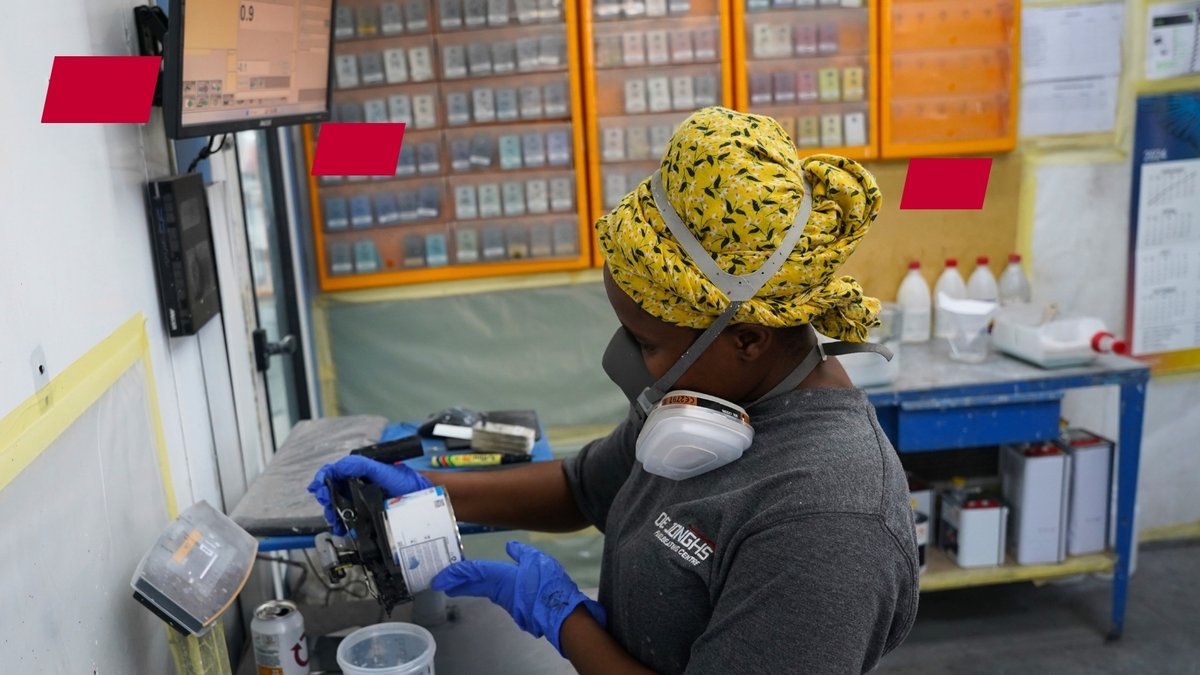 Flawless paintwork isn’t luck—it’s focus, technique, and detail. #dejonghs #autobody